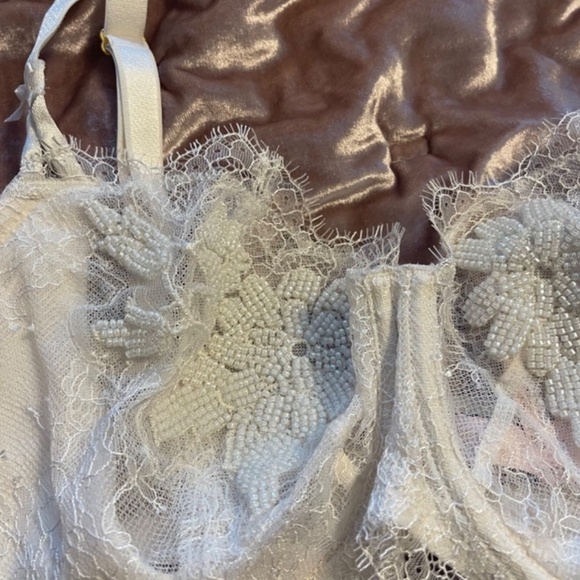 New Victorias Secret 34DDD Embellished Bra & 2 Panties Retail $110 Bride - Picture 4 of 14